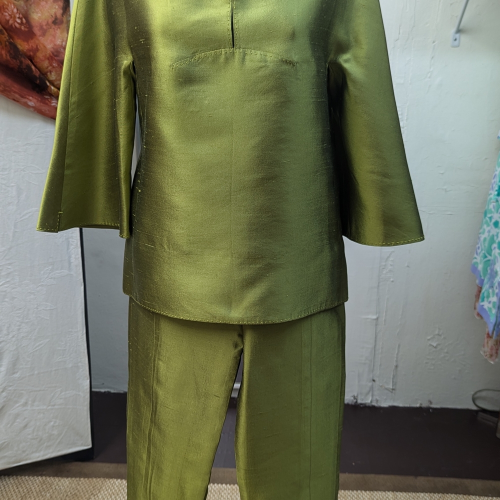 Elegant Olive Green Trousers with Luxurious Sheen